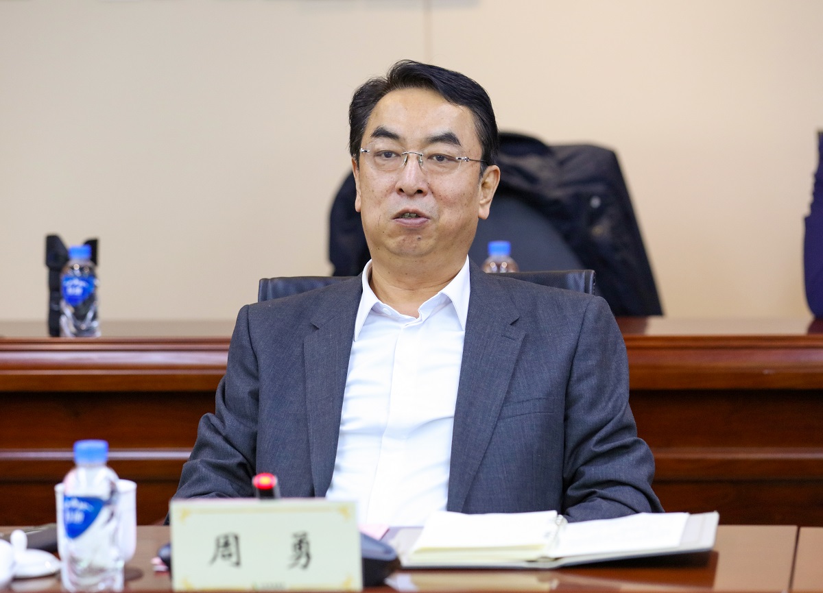 座谈交流时,周勇感谢济南大学长期以来对山东高速集团的大力支持.