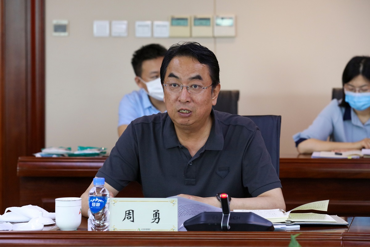 座谈会上,周勇汇报了集团安全生产,疫情防控,信访维稳,党史学习教育